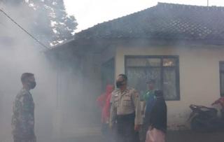 Bhabinkamtibmas Kelurahan Regol Wetan Bersama Babinsa, Mengawal Pelaksanaan Fogging